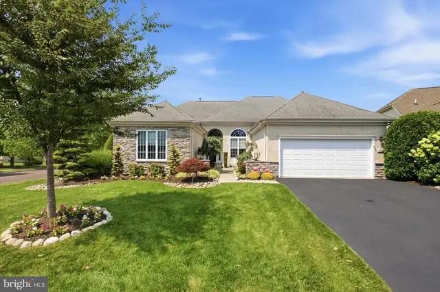 937 Laurens Ln, Warwick