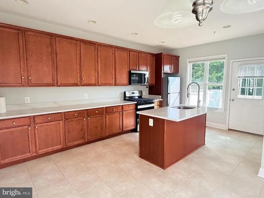 8 Mechanic St, SWEDESBORO