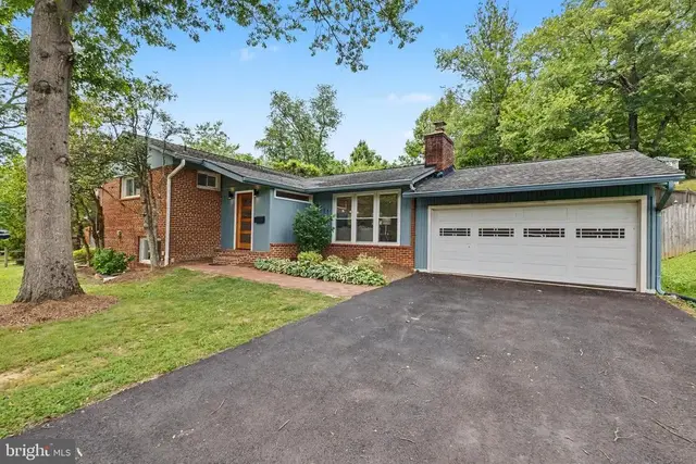 3511 Slade Run Dr, Falls Church