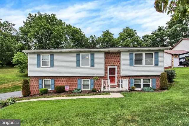 807 Pine Grove Dr, Waynesboro