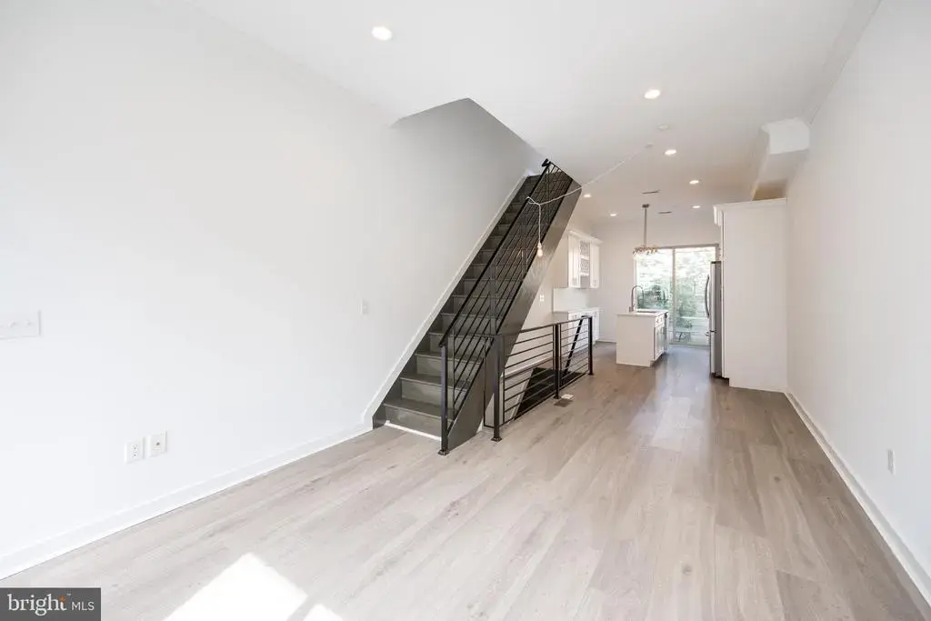2137 Cross St, PHILADELPHIA
