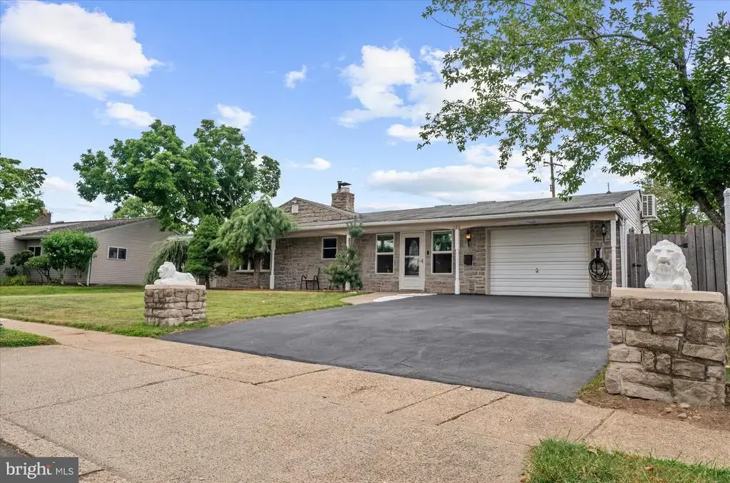 220 Willow Dr, LEVITTOWN