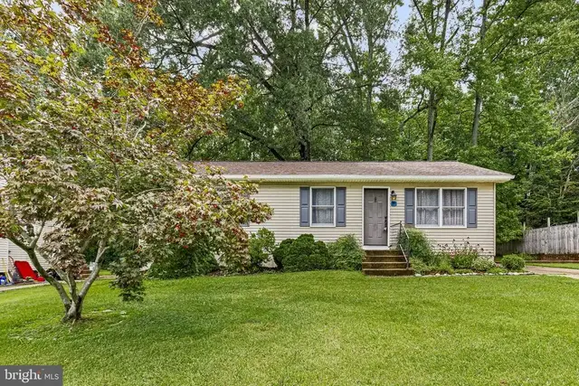 12 Garvey Ln, Newark