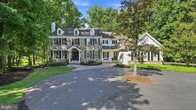 48 Woodside Ln, New Hope