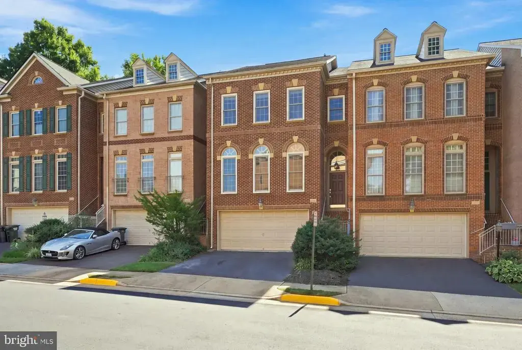 12483 Rose Path Cir, FAIRFAX