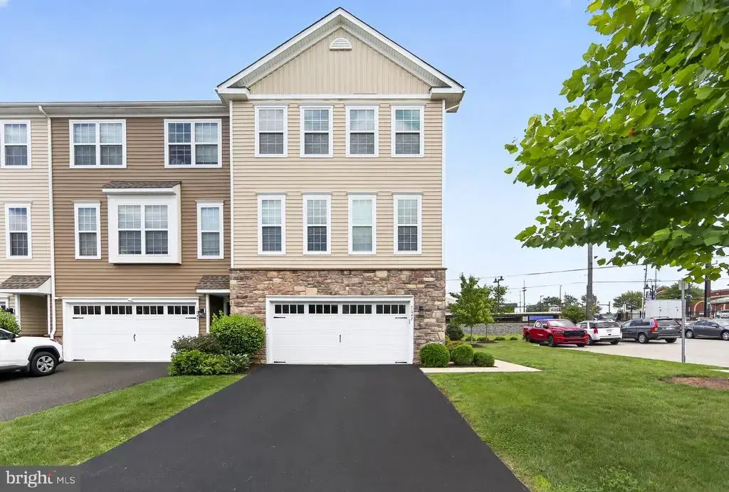 1047 Chapman Cir, HATFIELD