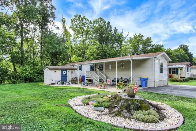 223 Waldorf Dr, York