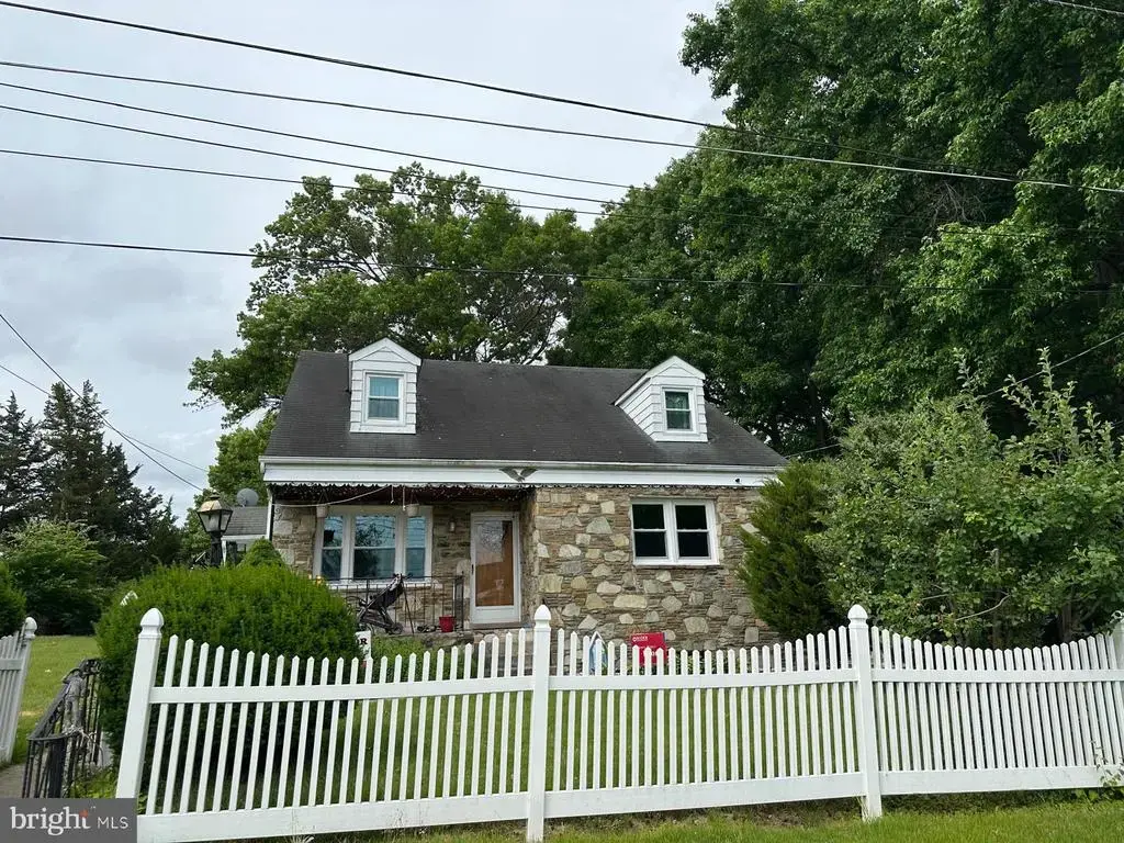 817 Lake Dr, LAWRENCE TWP
