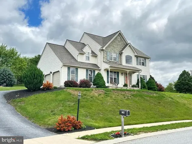 739 Monarch Dr, York