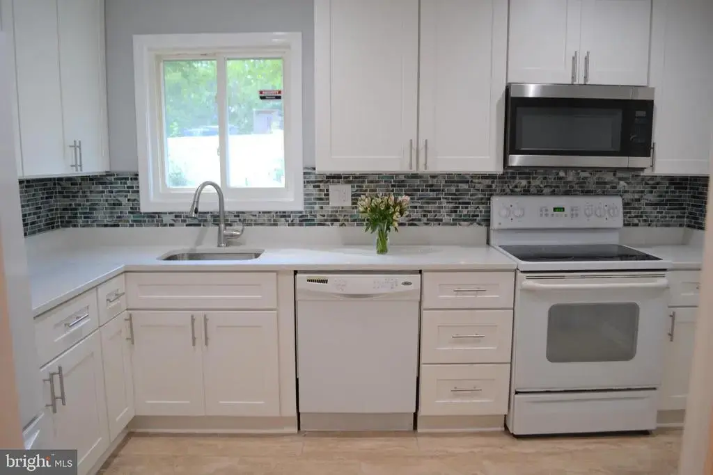 3809 Whispering Ln, FALLS CHURCH