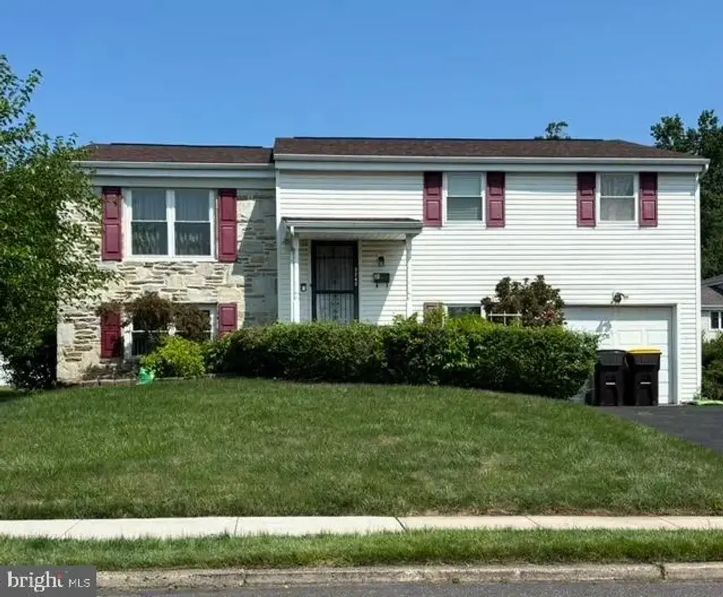 3242 Parkview Dr, BENSALEM