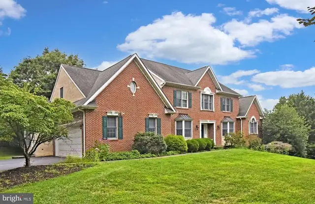 2 Whitefield Dr, Lafayette Hill