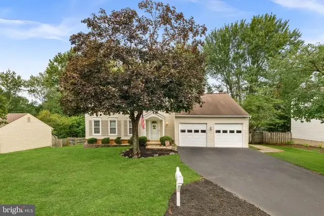 10163 Yorktown Way, Great Falls