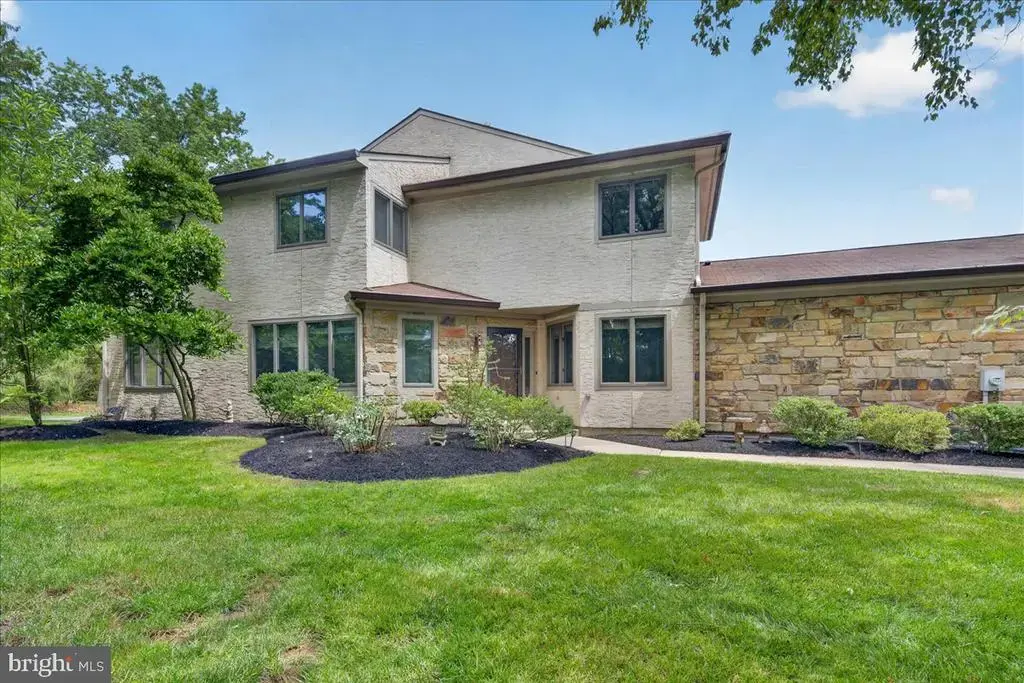 81 Woodmont Dr, LAWRENCEVILLE