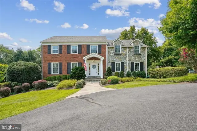911 Rail Ct, Mclean