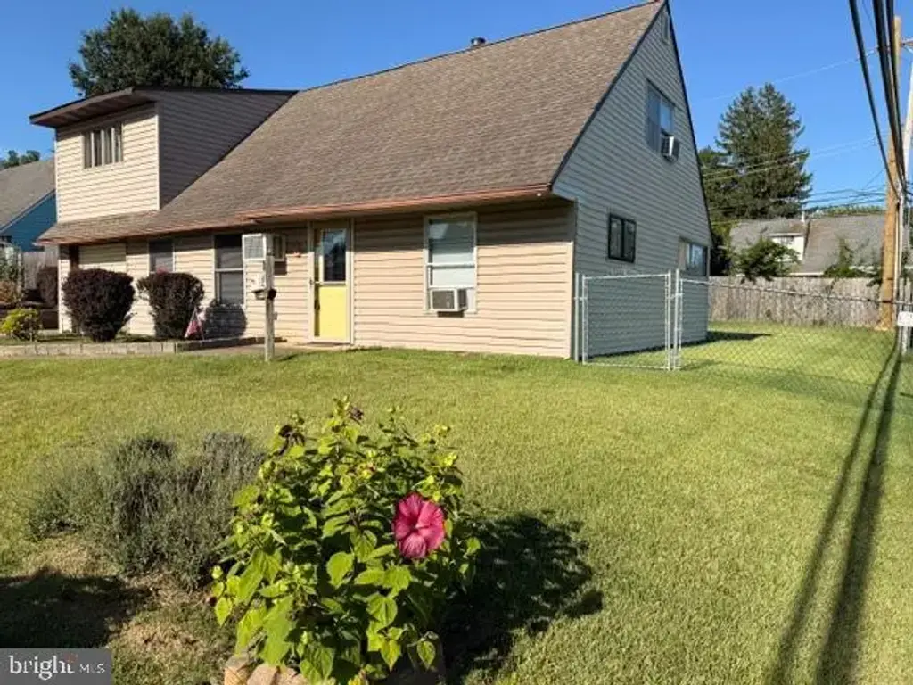 6 Canna Rd, LEVITTOWN