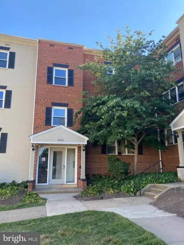 3045 Patrick Henry Dr #302, Falls Church