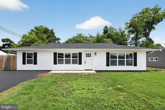 10 Carlin Ln, Newark