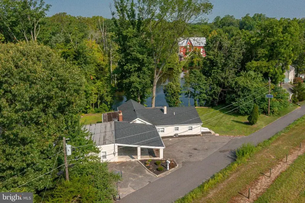 8 Lakeside Dr, MEDFORD