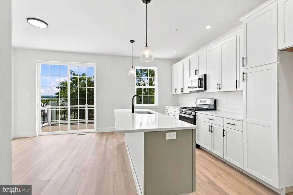 207 W Eighth St, BRIDGEPORT