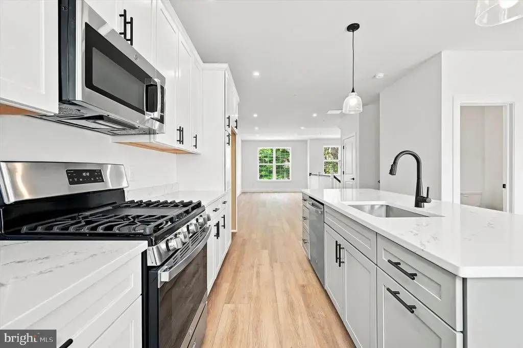 207 W Eighth St, BRIDGEPORT