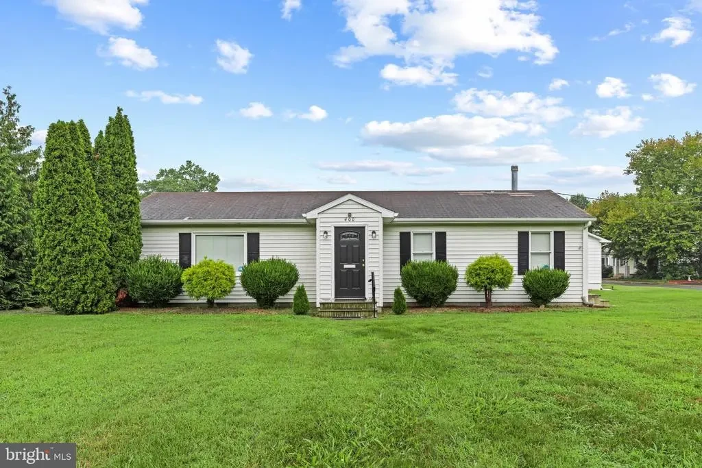 3 Delaware Ave, DELMAR