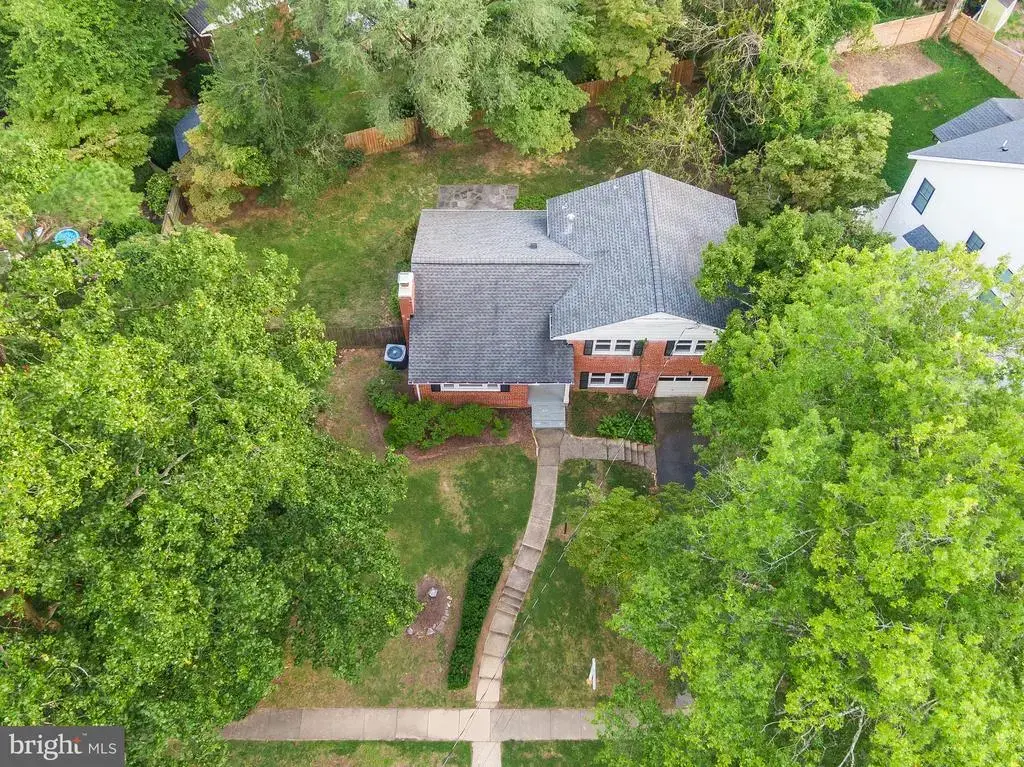 1323 Mayflower Dr, MCLEAN