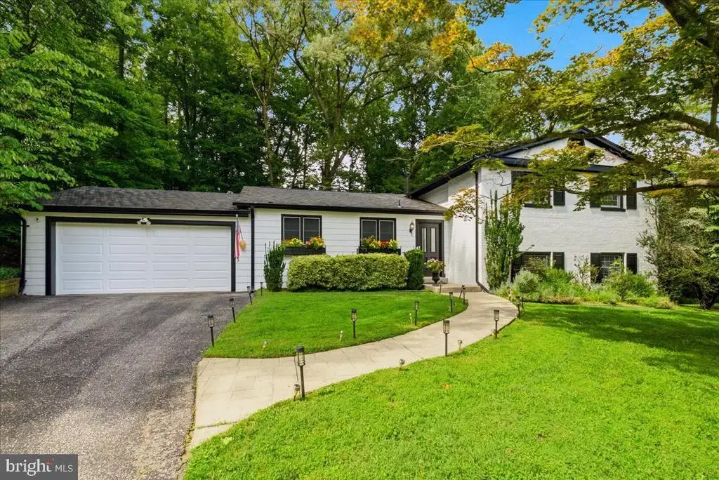 8906 Transue Dr, BETHESDA