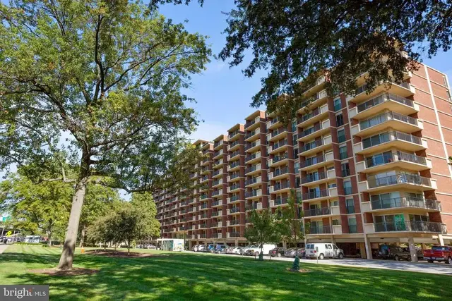 1300 Army Navy Dr #916, Arlington