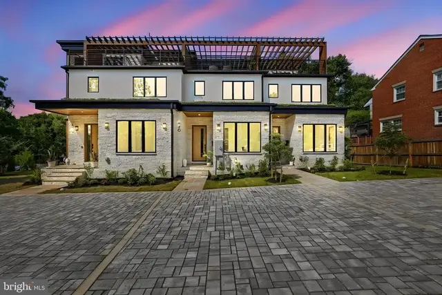 840 N Burlington St, Arlington
