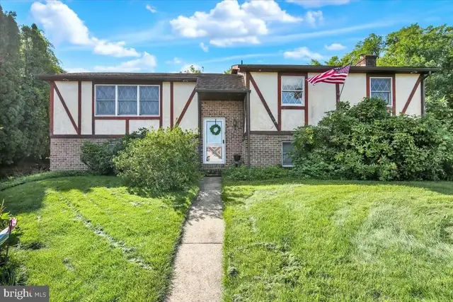 716 Tamarack Trl, Reading
