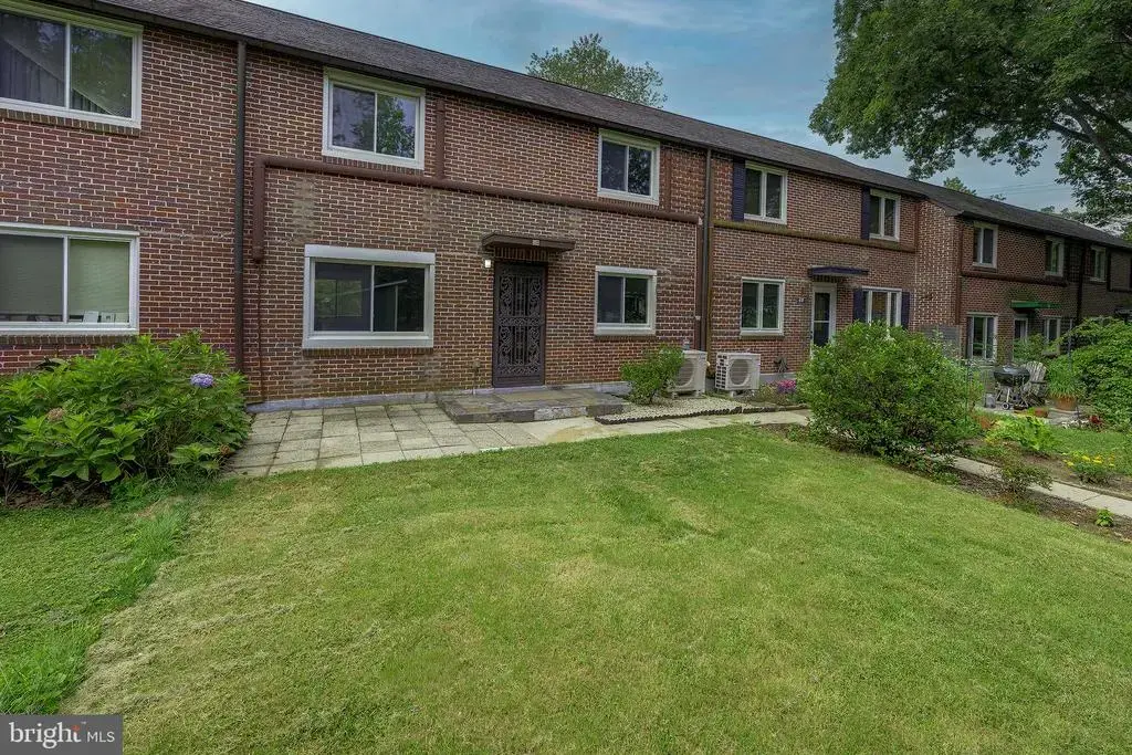 6-s Hillside Rd, GREENBELT