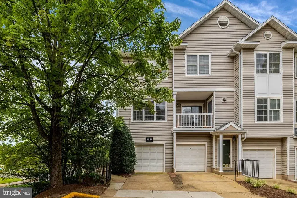 12841 Fair Briar Ln #12841, FAIRFAX