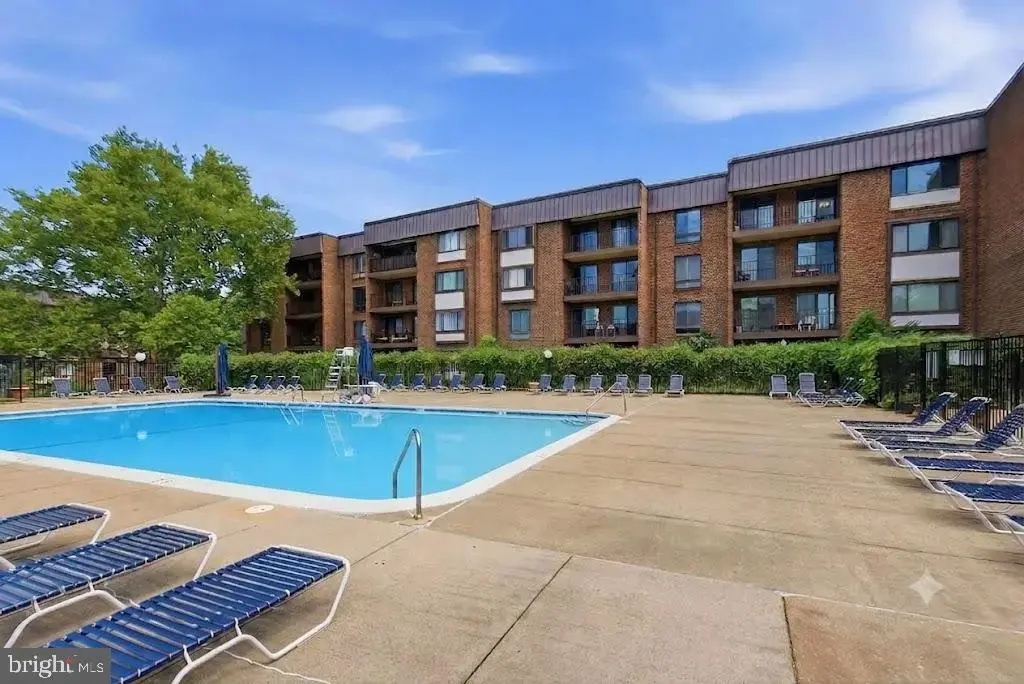 110 Roberts Ln #401, ALEXANDRIA