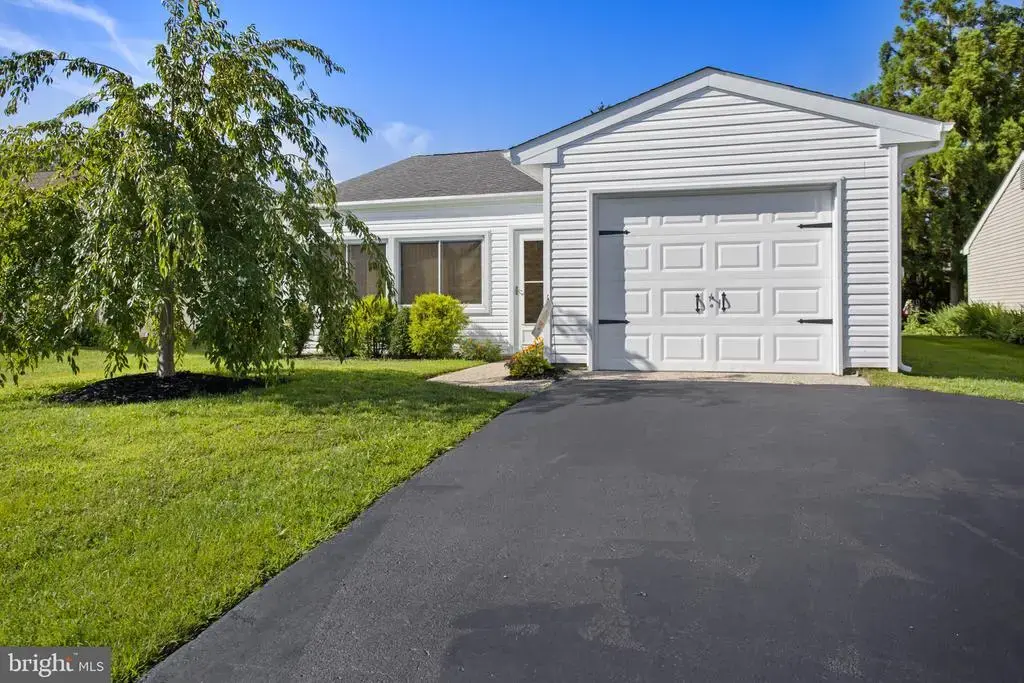 223 Huntington Dr, SOUTHAMPTON
