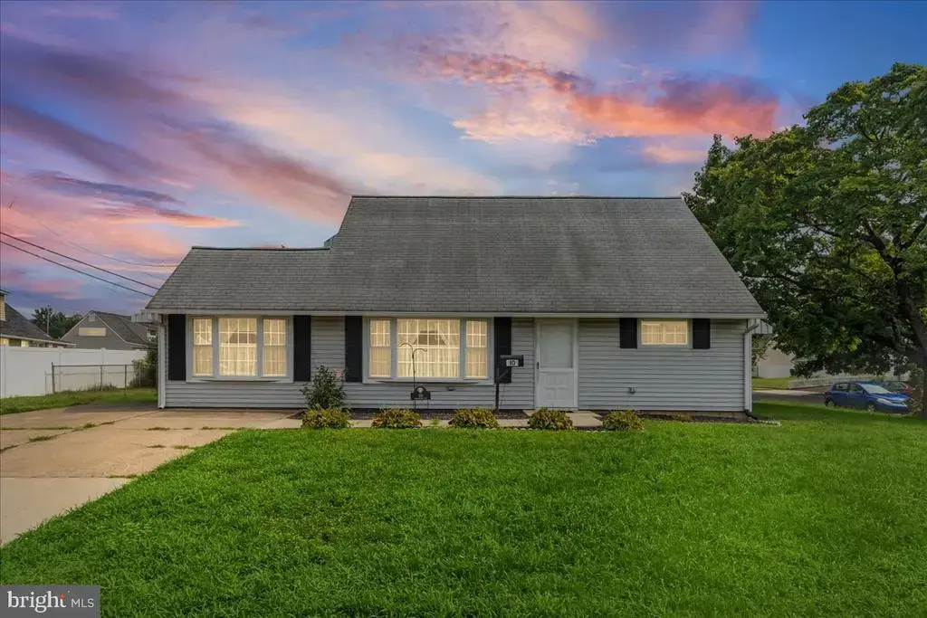 10 New Pond Ln, LEVITTOWN