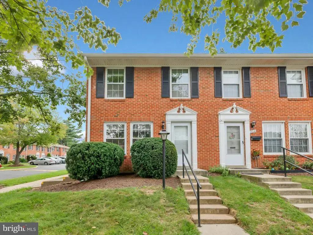 226 N Auburn Dr, STERLING
