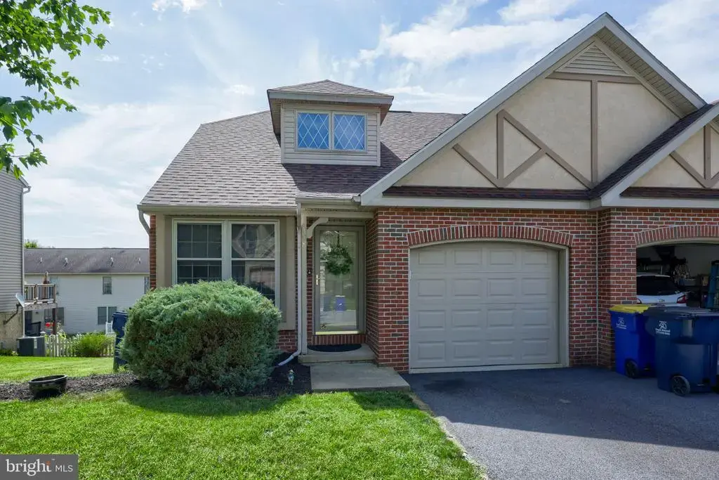 108 Hawk Ln, EPHRATA