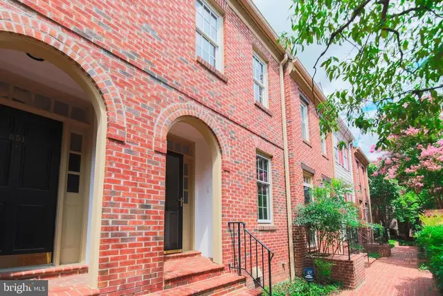 649 S Columbus St, Alexandria