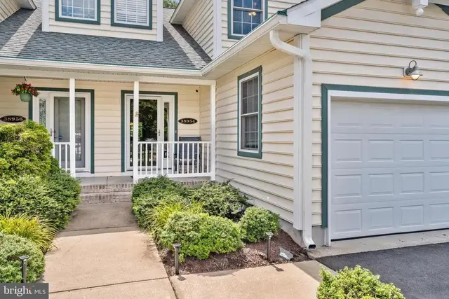 38954 Pond View Ct, Frankford