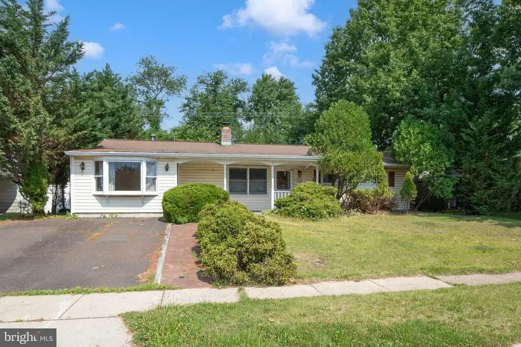 327 Stonybrook Dr, LEVITTOWN