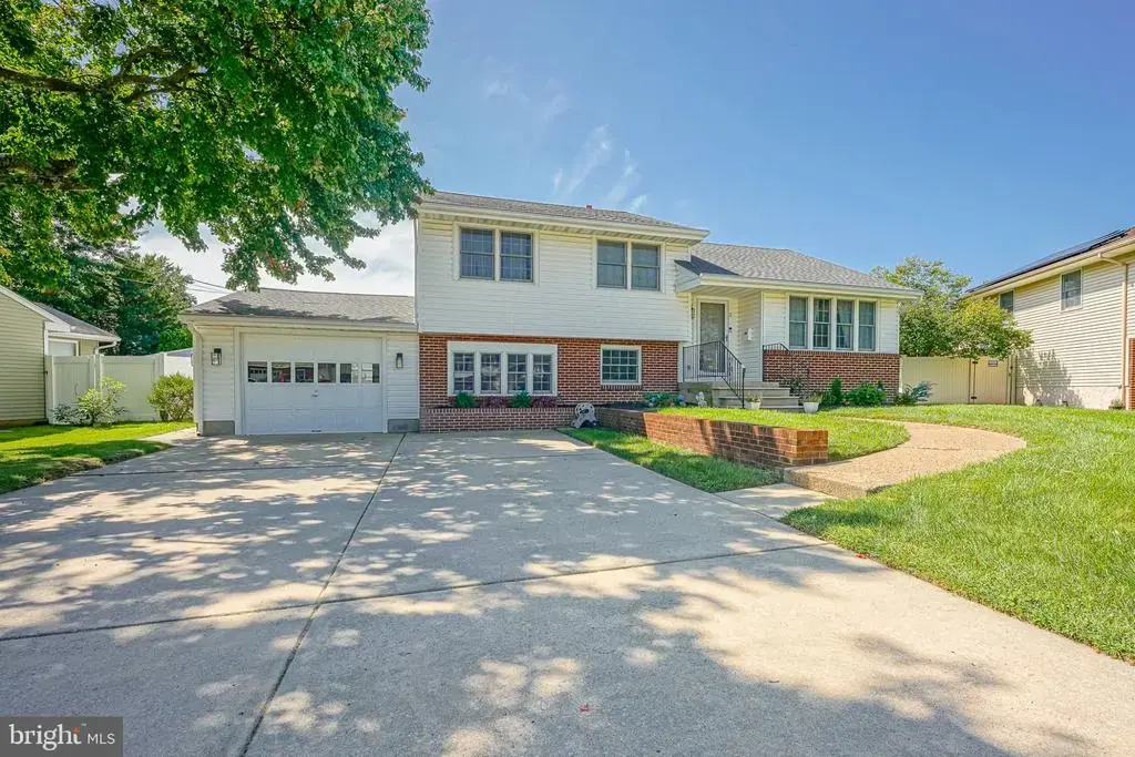 2 Cedar Cir, WEST DEPTFORD