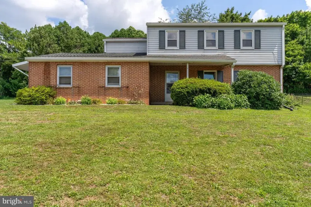 401 Colonial Club Dr, HARRISBURG