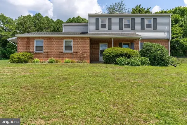 401 Colonial Club Dr, Harrisburg