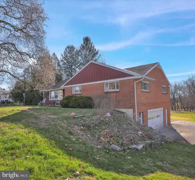 2460 Honeysuckle Ln, Lancaster