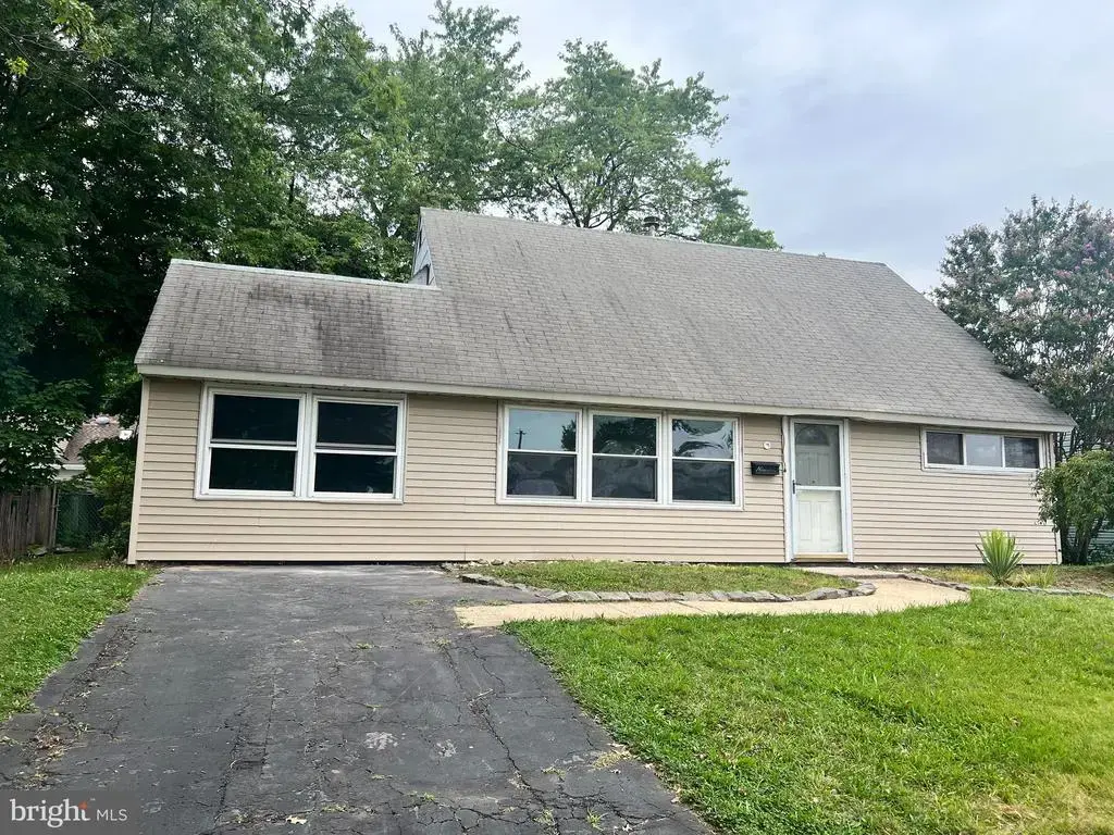 19 Vicar Ln, LEVITTOWN