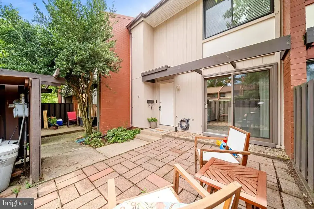 1386 Northgate Sq, RESTON
