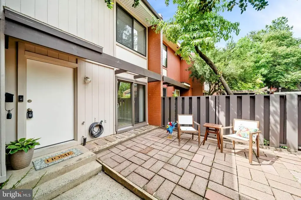 1386 Northgate Sq, RESTON