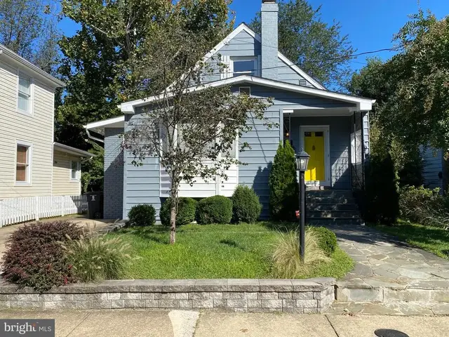 323 S Adams St, Arlington