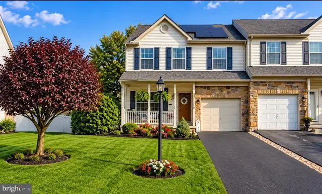 243 Maple Dr, Hanover